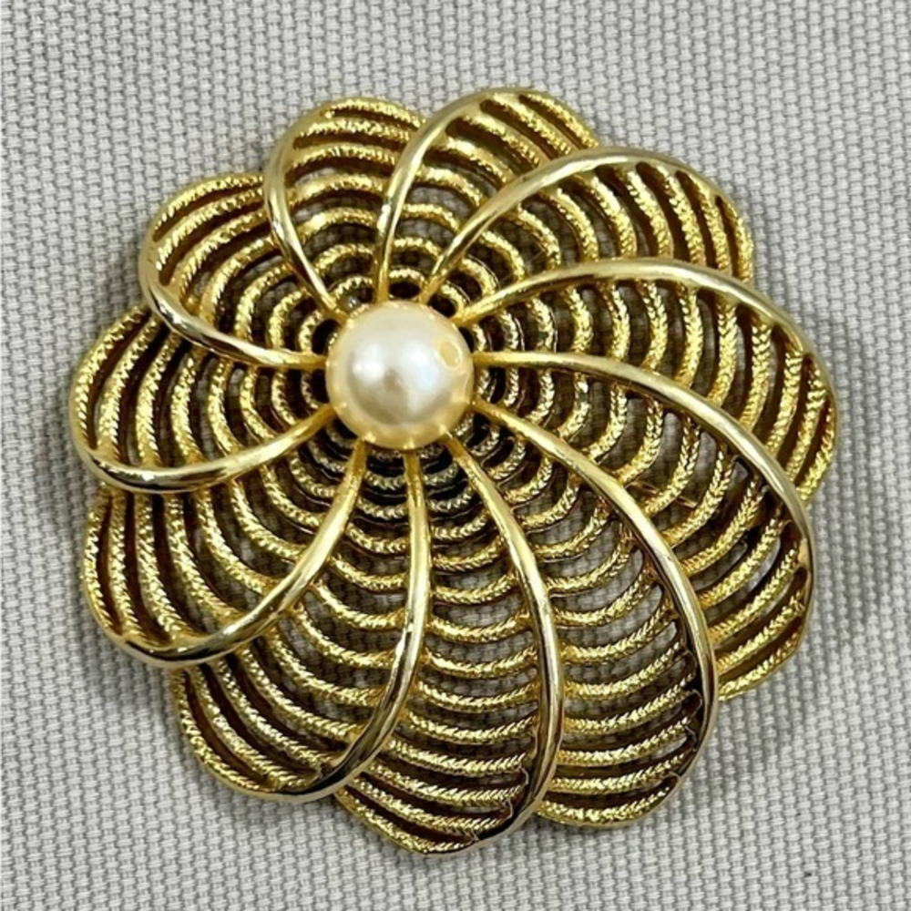 Vintage gold tone and Pearl Brooch